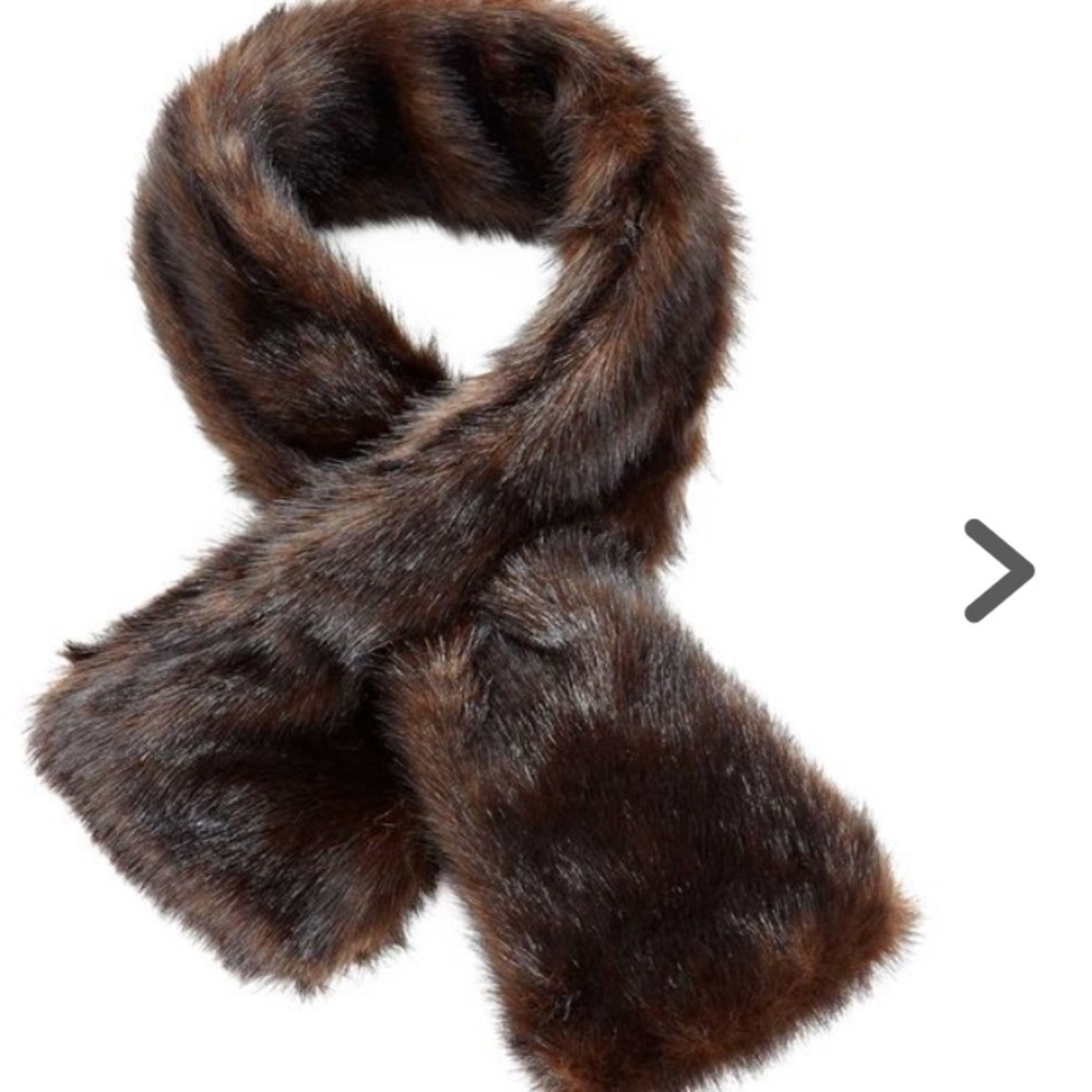 Danna Salyers faux Sabina scarf